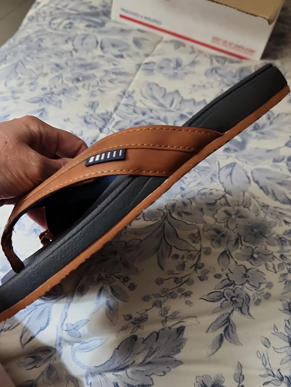 NWOT Alpine Swiss men's leather flip flops, size 8
